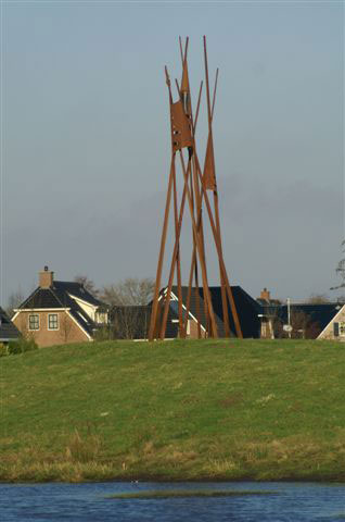 Schip in de wind  H:750 cm  Geplaatst op de 'Kunstterp' in het nieuwe Landschapspark bij Ten Boer.